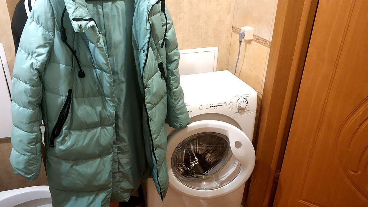 Господині розповіли, чим замінити тенісні м'ячики при пранні пуховика в машинці