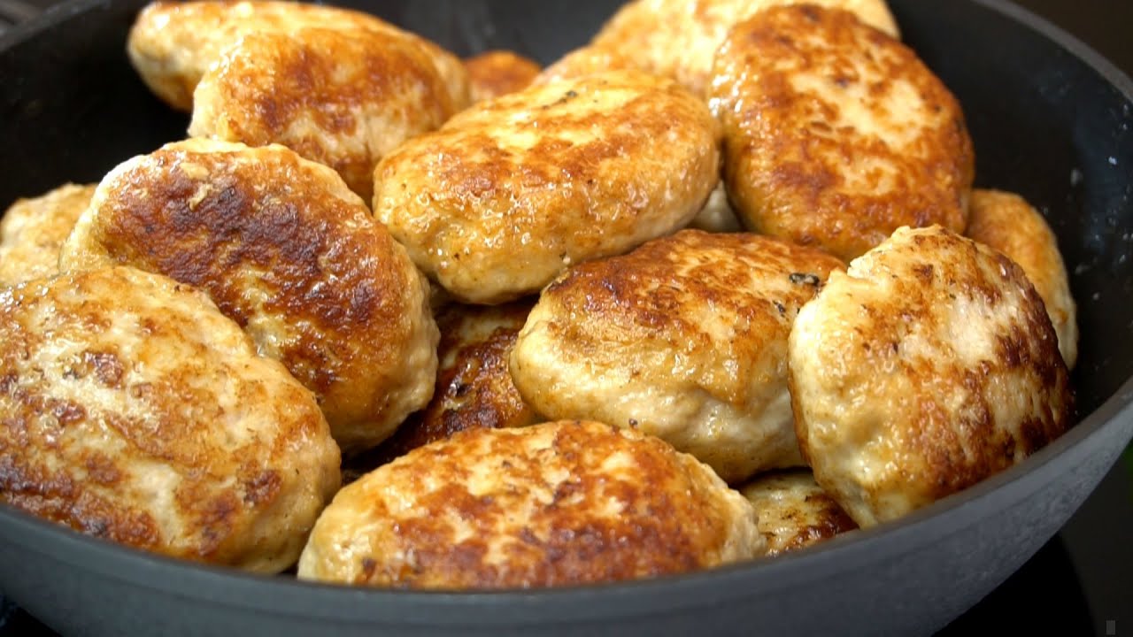 Кулінари поділилися простим рецептом колет із курячого фаршу зі смаженою цибулею