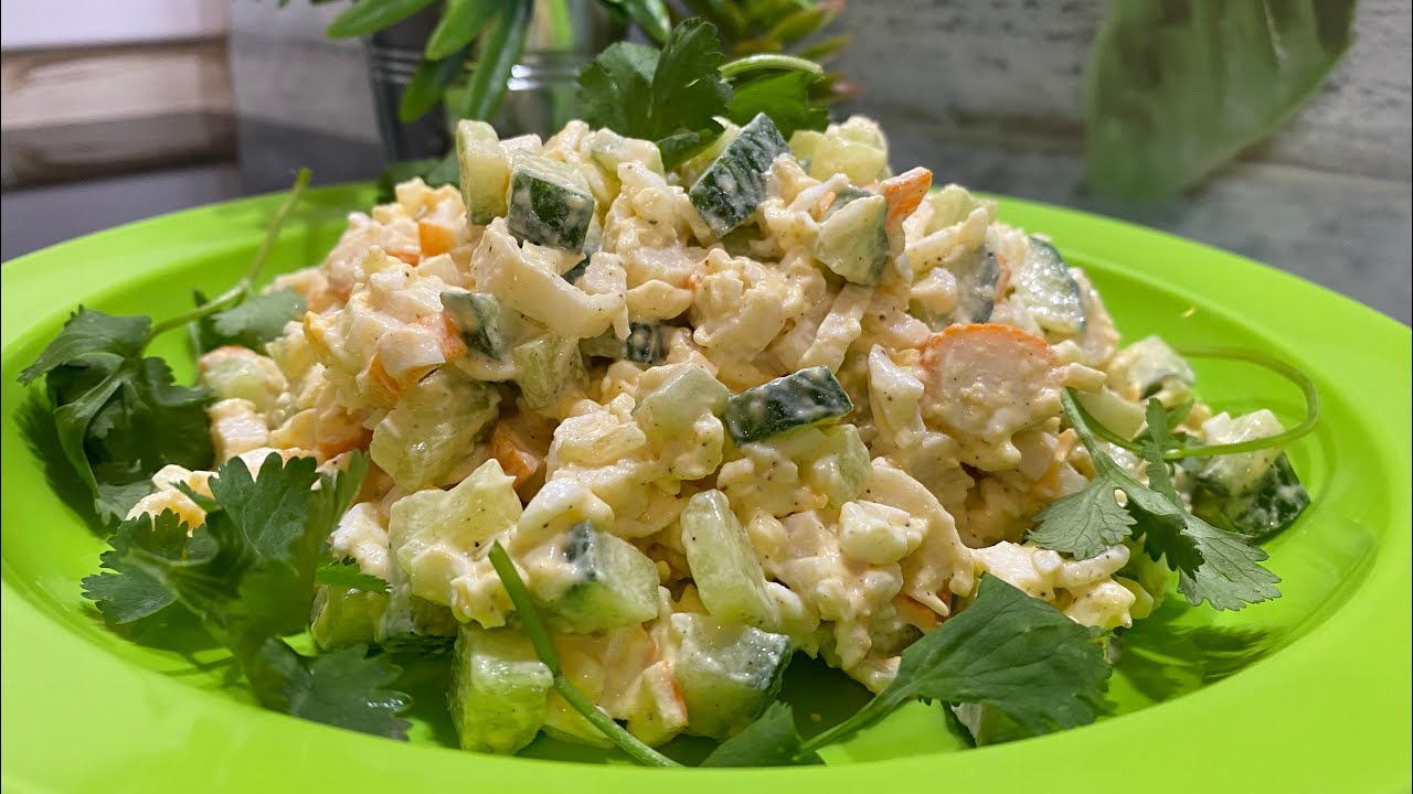 Кулінари поділилися рецептом салату з крабовими паличками на 8 березня