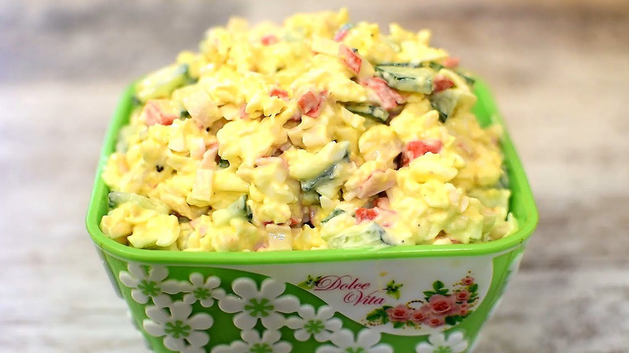 Кулінари поділилися рецептом салату з крабовими паличками на 8 березня