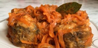 Кулінари розповіли, як приготувати хек, тушкований у томатному соусі з морквою