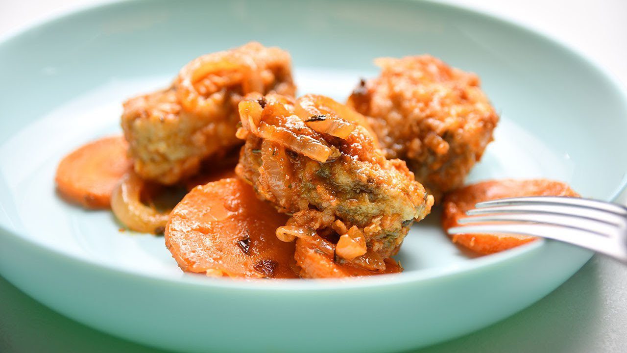 Кулінари розповіли, як приготувати хек, тушкований у томатному соусі з морквою