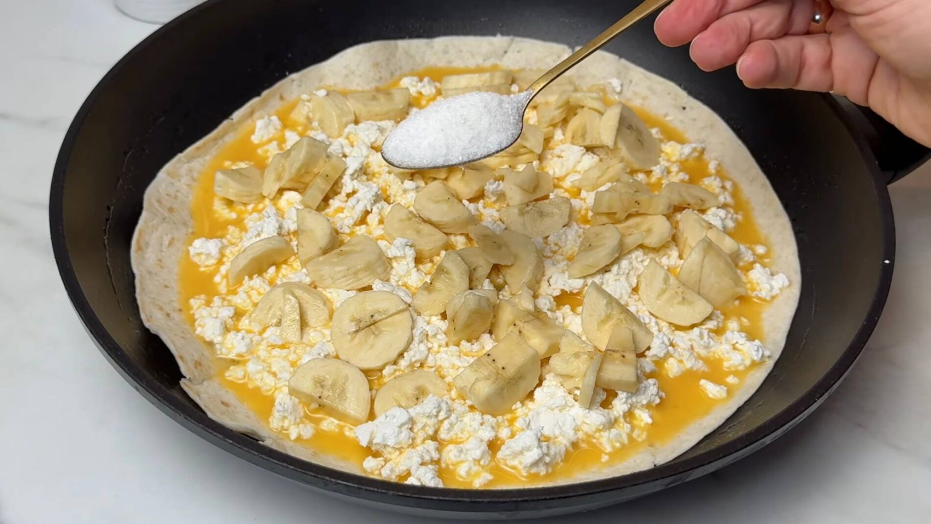 Кулінари поділилися рецептом ніжного пирога з лаваша та банана на сковорідці