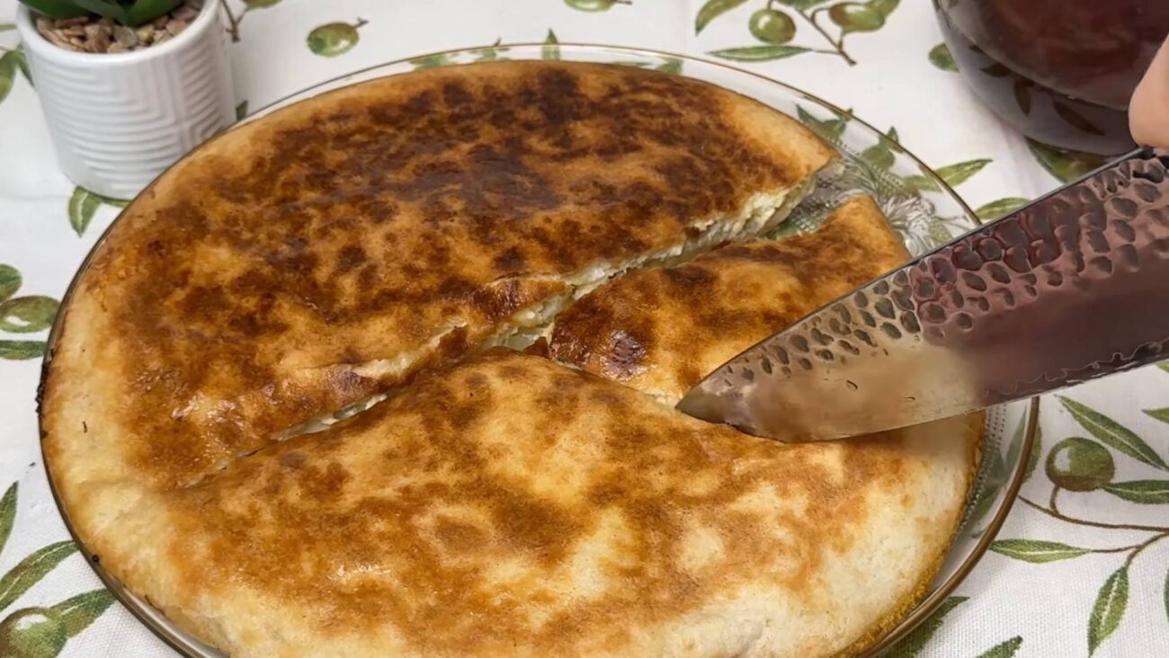 Кулінари поділилися рецептом ніжного пирога з лаваша та банана на сковорідці