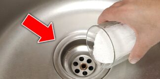 Сантехніки розповіли, як легко прочистити засмічені труби в раковині