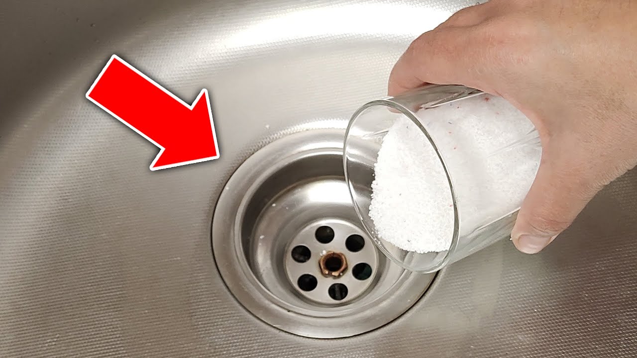 Сантехніки розповіли, як легко прочистити засмічені труби в раковині