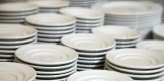 Господині розповіли, навіщо потрібно заморожувати тарілки перед обідом