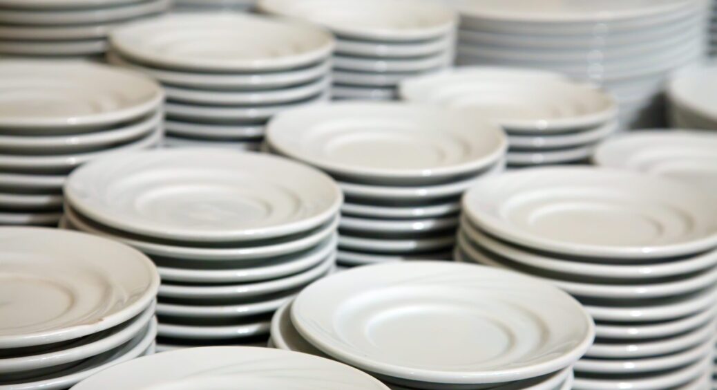 Перед обідом завжди заморожую 2-3 тарілки – кума поділилася незвичайним трюком: уся родина оцінила 