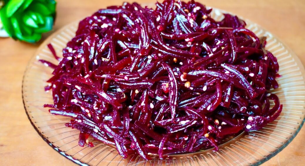 Салат “Рум’яна Марфа” – смаколик зі звичайних буряків, який з’їдається за 5 хвилин: подаю його на 8 Березня 