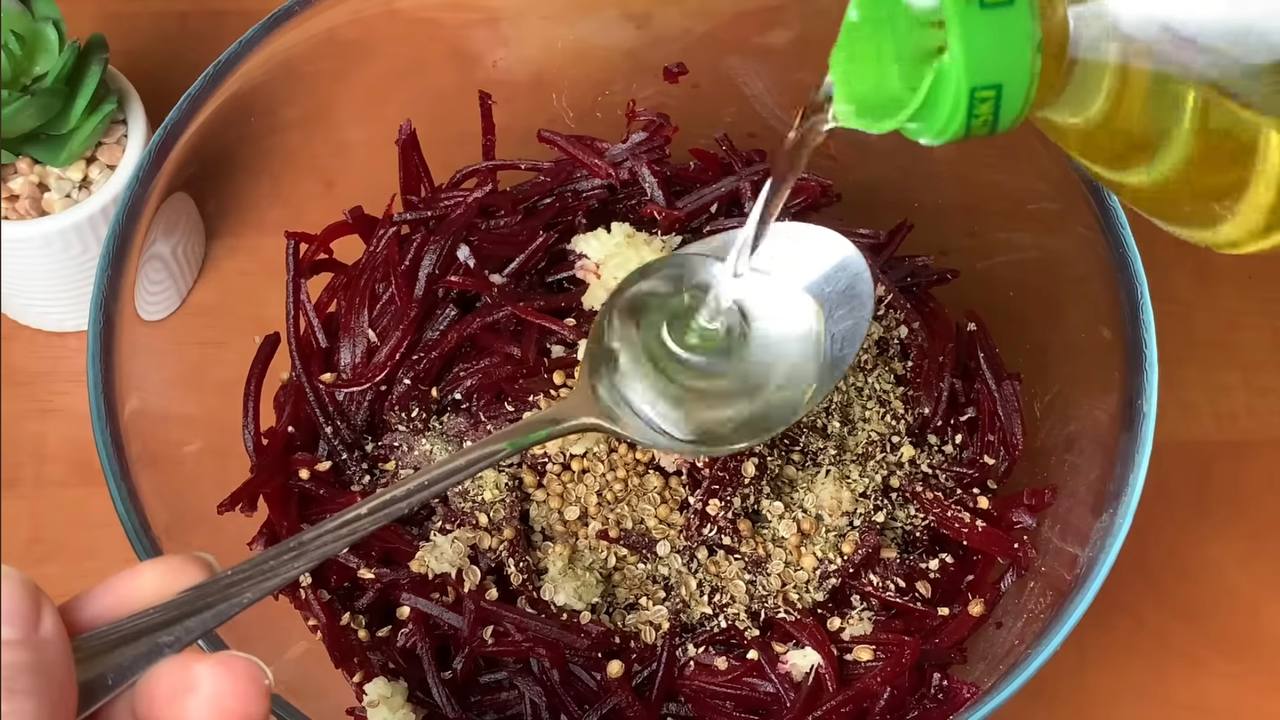 Кулінари поділилися покроковим рецептом салату з буряка із додаванням приправ