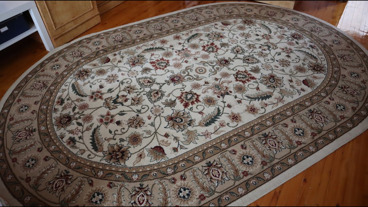 Господині розповіли, як чистити килим, щоб не приминати ворс, а піднімати його