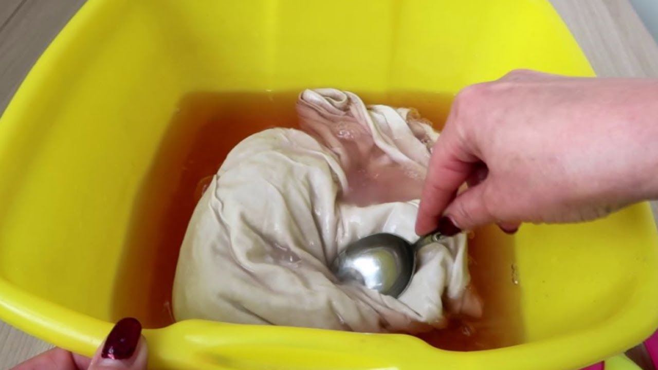 Господині назвали дієві способи, які допоможуть відбілити білі речі від жовтизни