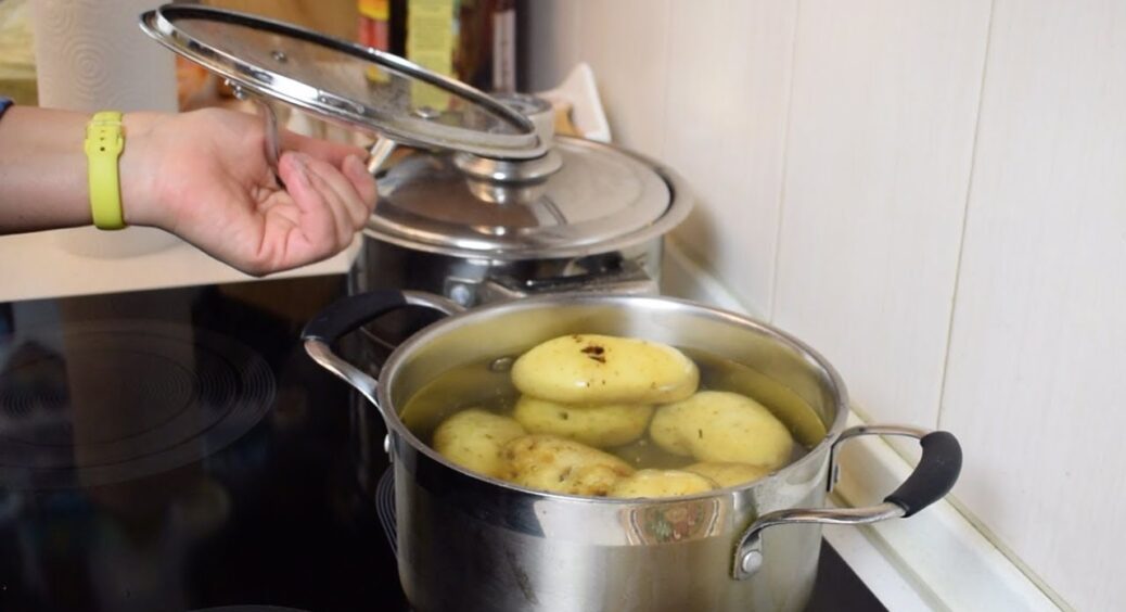 3 господинь запитали, чому не варто виливати воду після варіння картоплі: хитрість для квітів та прибирання 