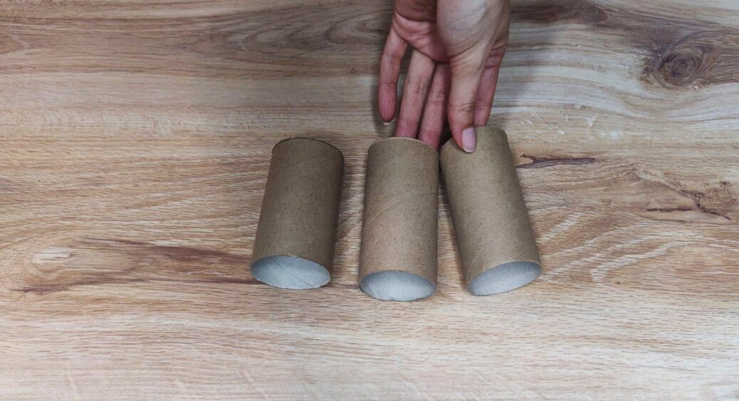 Звичайні картонні втулки перетворять ваш стіл на ідеал порядку завдяки цим 3 хитрощам – перевірила 