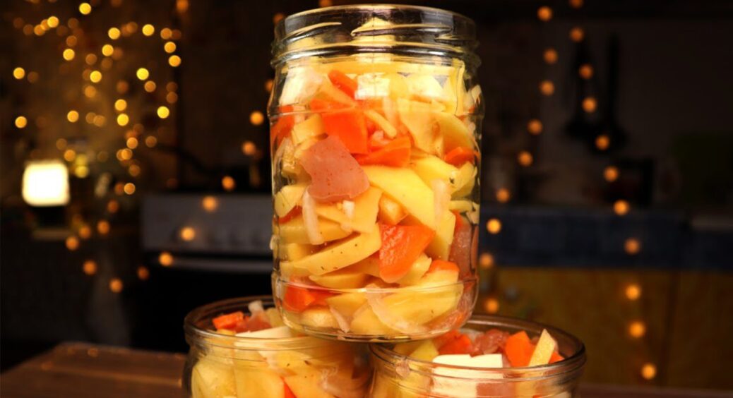 Картопля в скляній банці в духовці: перевірений спосіб отримати ніжний, просочений спеціями смак без зусиль 