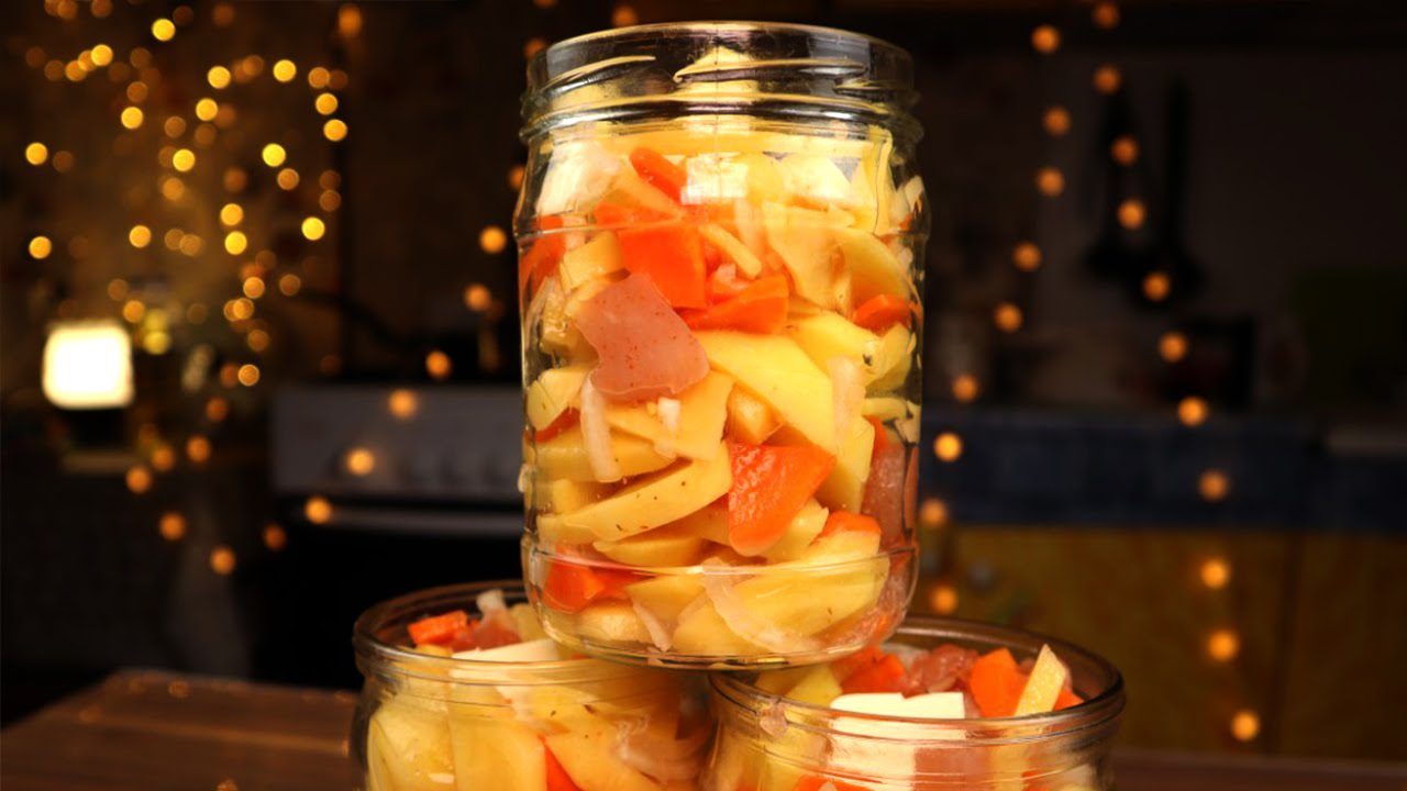 Кухарі розповіли, як приготувати картоплю, запечену в банці в духовці з спеціями