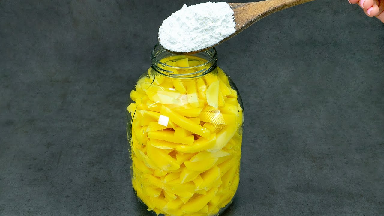 Кухарі розповіли, як приготувати картоплю, запечену в банці в духовці з спеціями