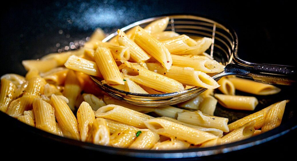 Усього лише 2 прості правила, коли варю макарони – і вони не злипаються навіть на 2-ий день: смакота 