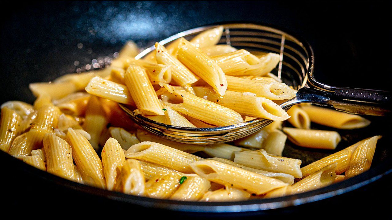 Кухарі розповіли, як варити макарони, щоб вони не злиплися навіть на другий день