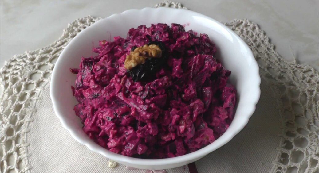 Готую салат “Богдан” із буряка 3 рази на тиждень: дешевий, але такий смачний і ситний. Рецепт 
