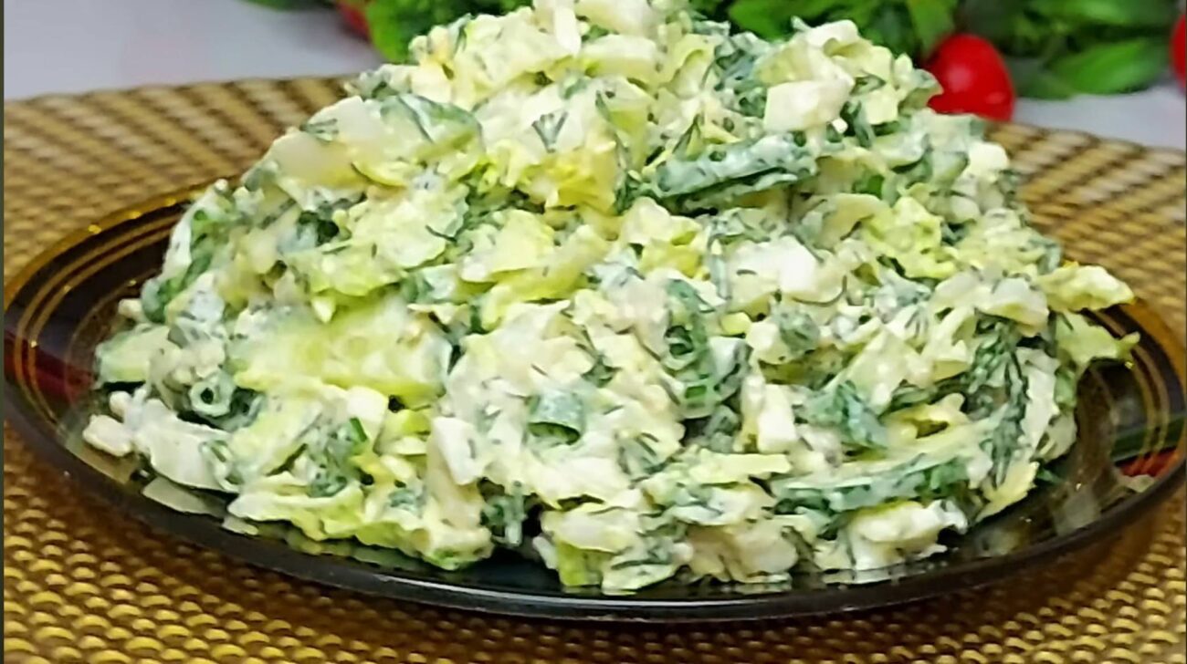 Кулінари поділилися рецептом салату з пекінської капусти та огірка