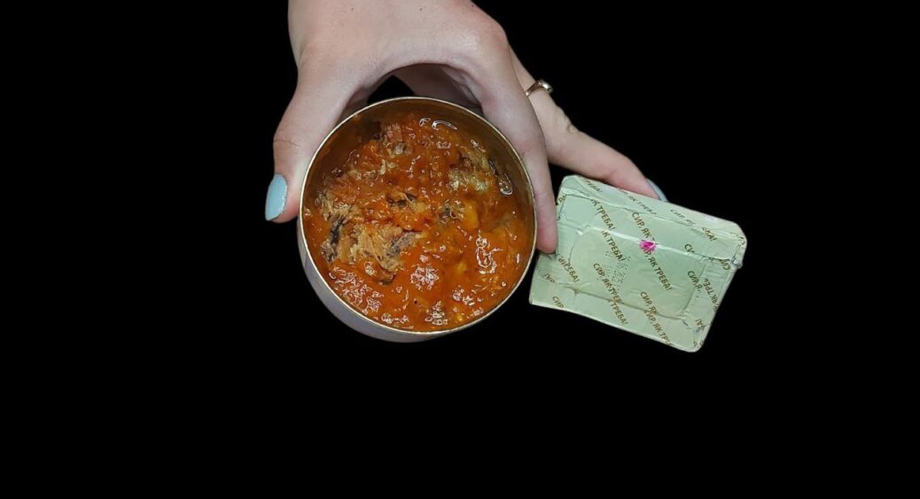 З 1 банки кільки та 1 плавленого сирка готую салат, який сподобається всім: їм по ночах, але не товстію 