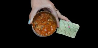 Кулінари розповіли, як приготувати салат із кількою в томаті та плавленим сирком