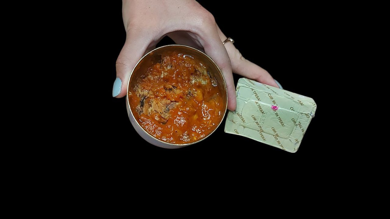 Кулінари розповіли, як приготувати салат із кількою в томаті та плавленим сирком