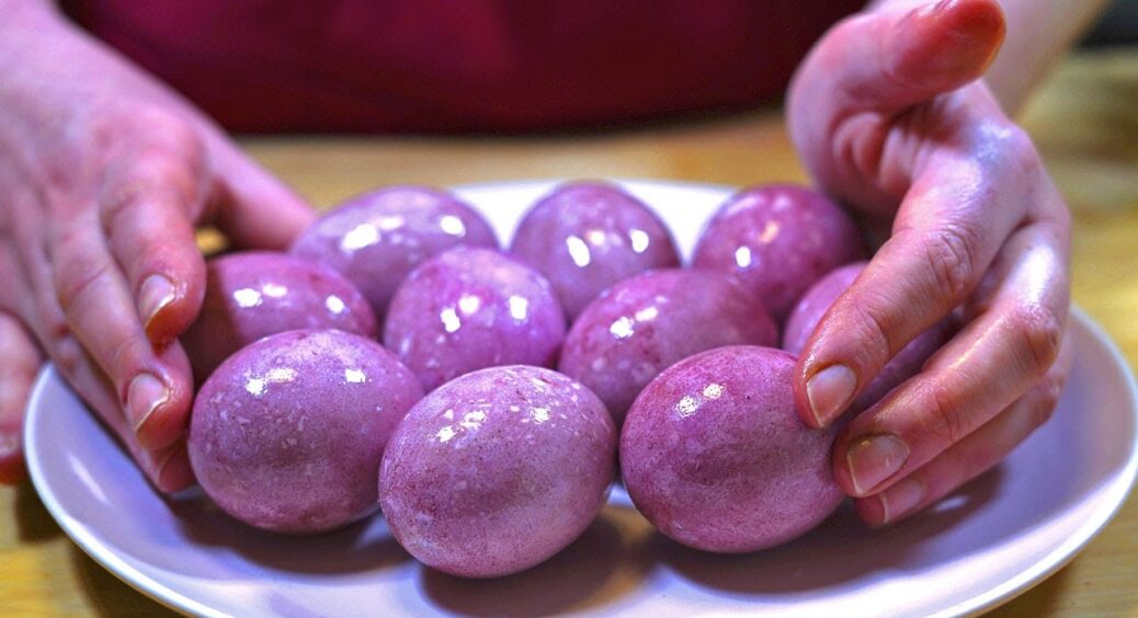 Цибулеве лушпиння – минуле століття: яйця на Великдень фарбую в колір пелюсток троянди – беру 1 дешевий овоч 