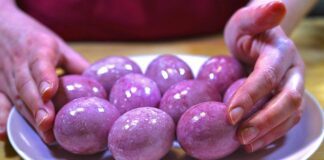 Господині розповіли, як пофарбувати яйця в різні відтінки рожевого