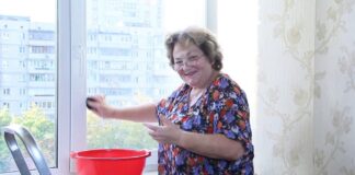 Господині розповіли, як правильно використовувати оцет для миття вікон