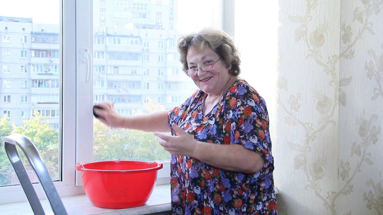 Господині розповіли, як правильно використовувати оцет для миття вікон