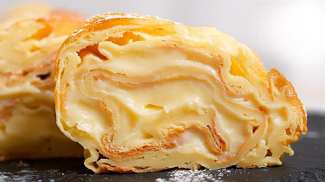 Кулінари поділилися рецептом рулету із дуже ніжним заварним кремом