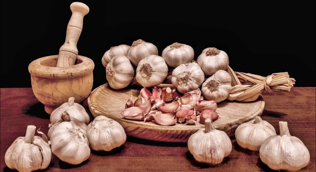 Не “покалапуцяти” в двох мисках, а покласти в мікрохвильовку на 15 секунд: лушпиння саме злазить з часнику 