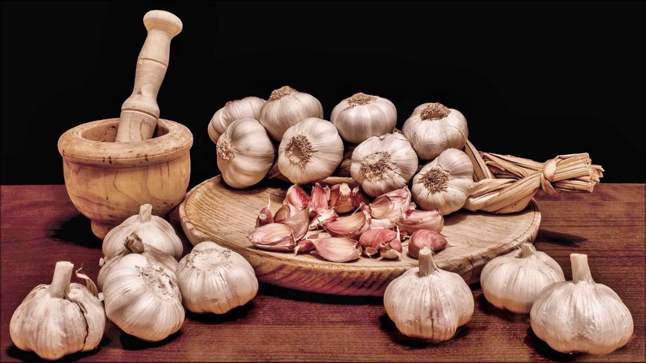 Господині поділилися дієвим способом, який допоможе швидко очистити часник