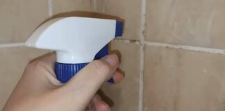 Господині поділилися методом видалення цвілі у швах плитки содою та оцтом