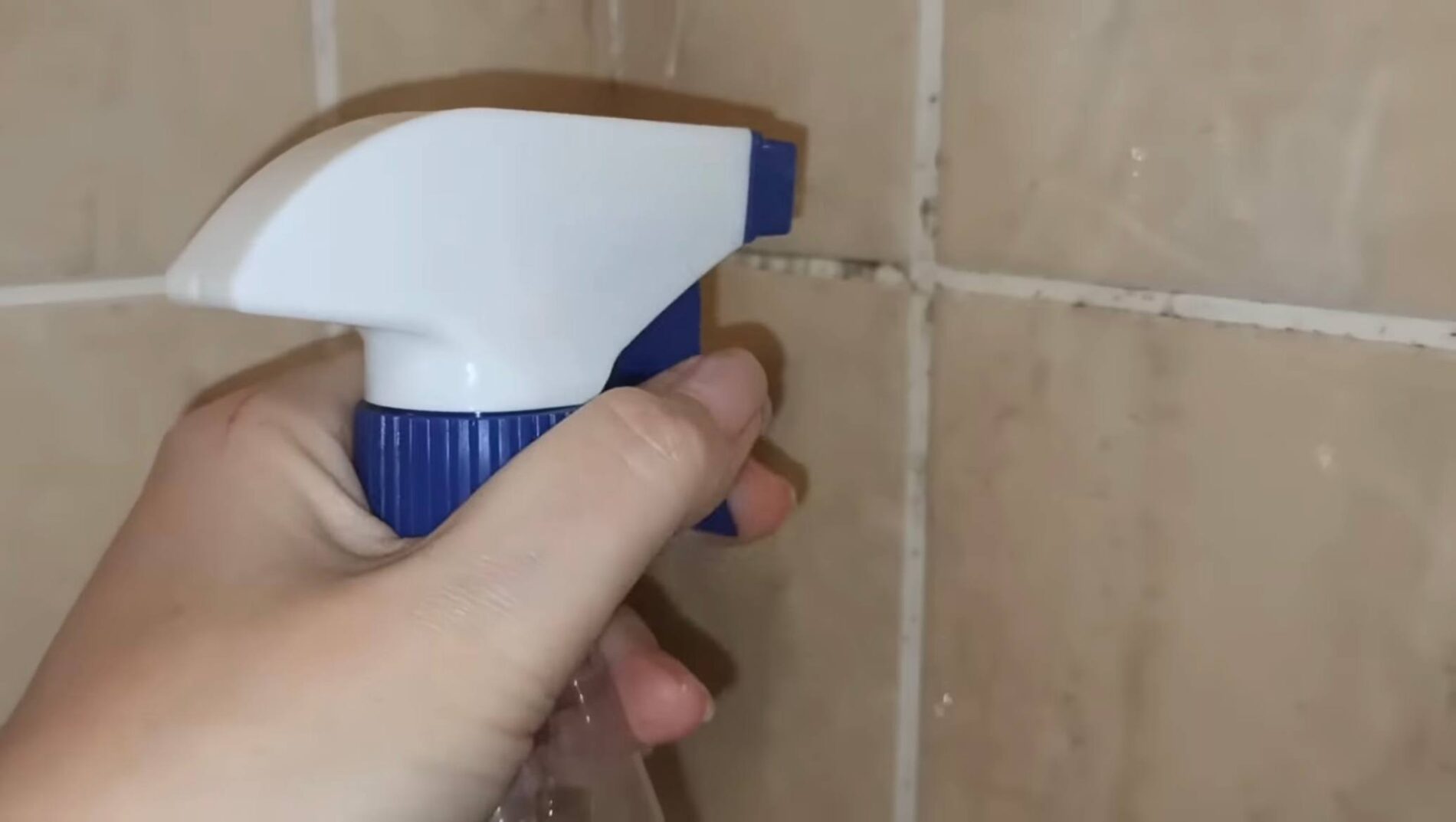 Господині поділилися методом видалення цвілі у швах плитки содою та оцтом