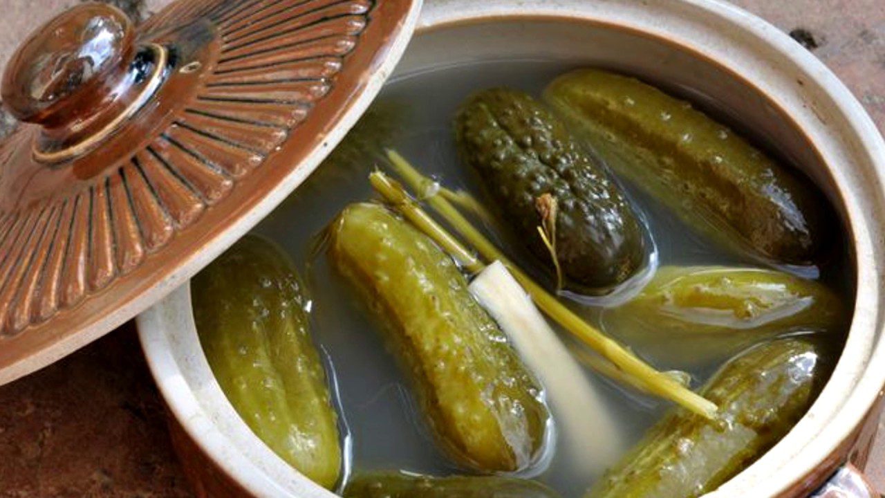 Господині поділилися незвичайними способами використання огіркового розсолу