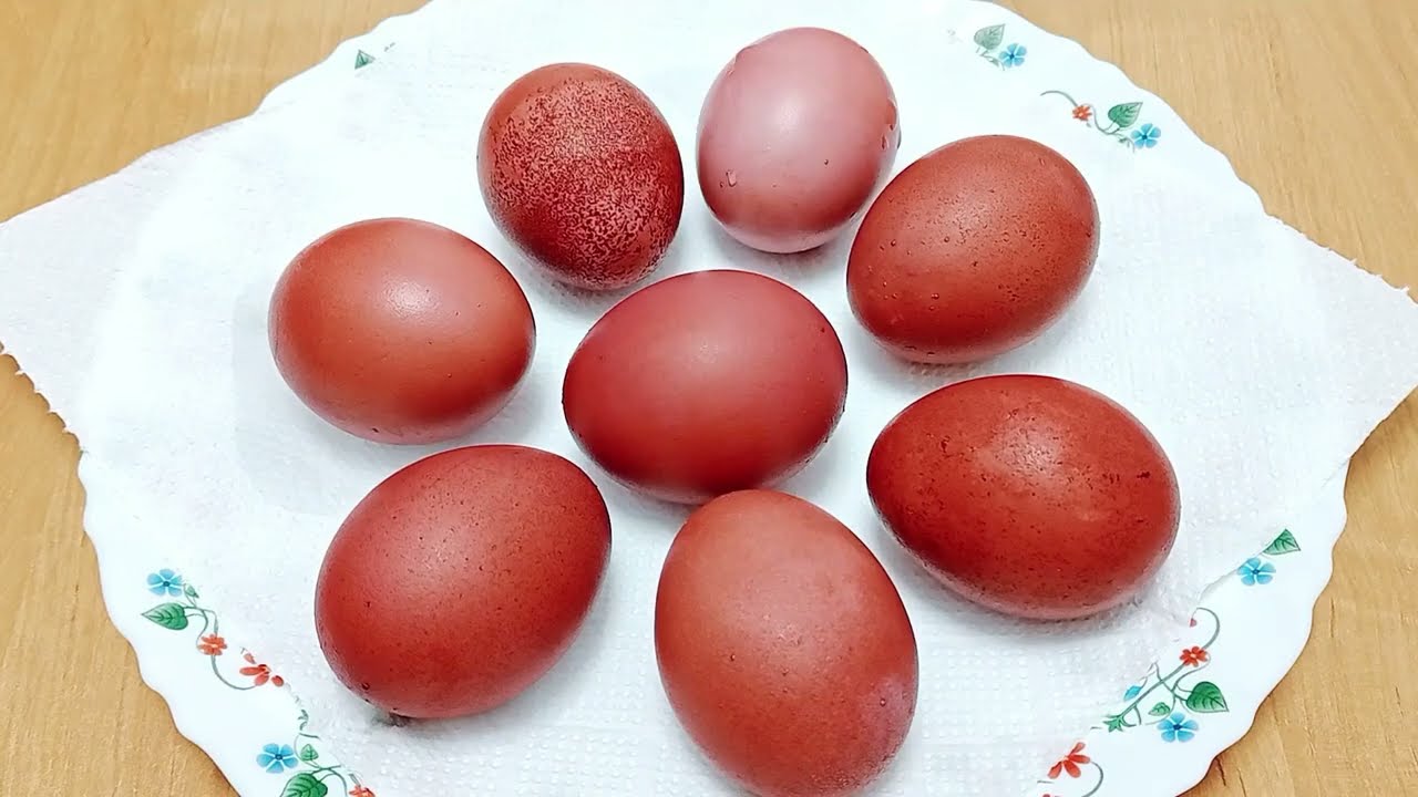Господині розповіли, як пофарбувати яйця до Великодня у полуничний відтінок
