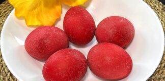 Господині розповіли, як пофарбувати яйця до Великодня у полуничний відтінок