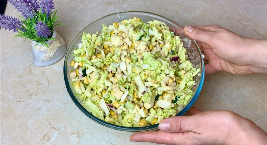 Салат-п’ятихвилинка: беру 350 г “пекінки” та 1 банку кукурудзи – і готую цю смакоту 5 разів на тиждень 