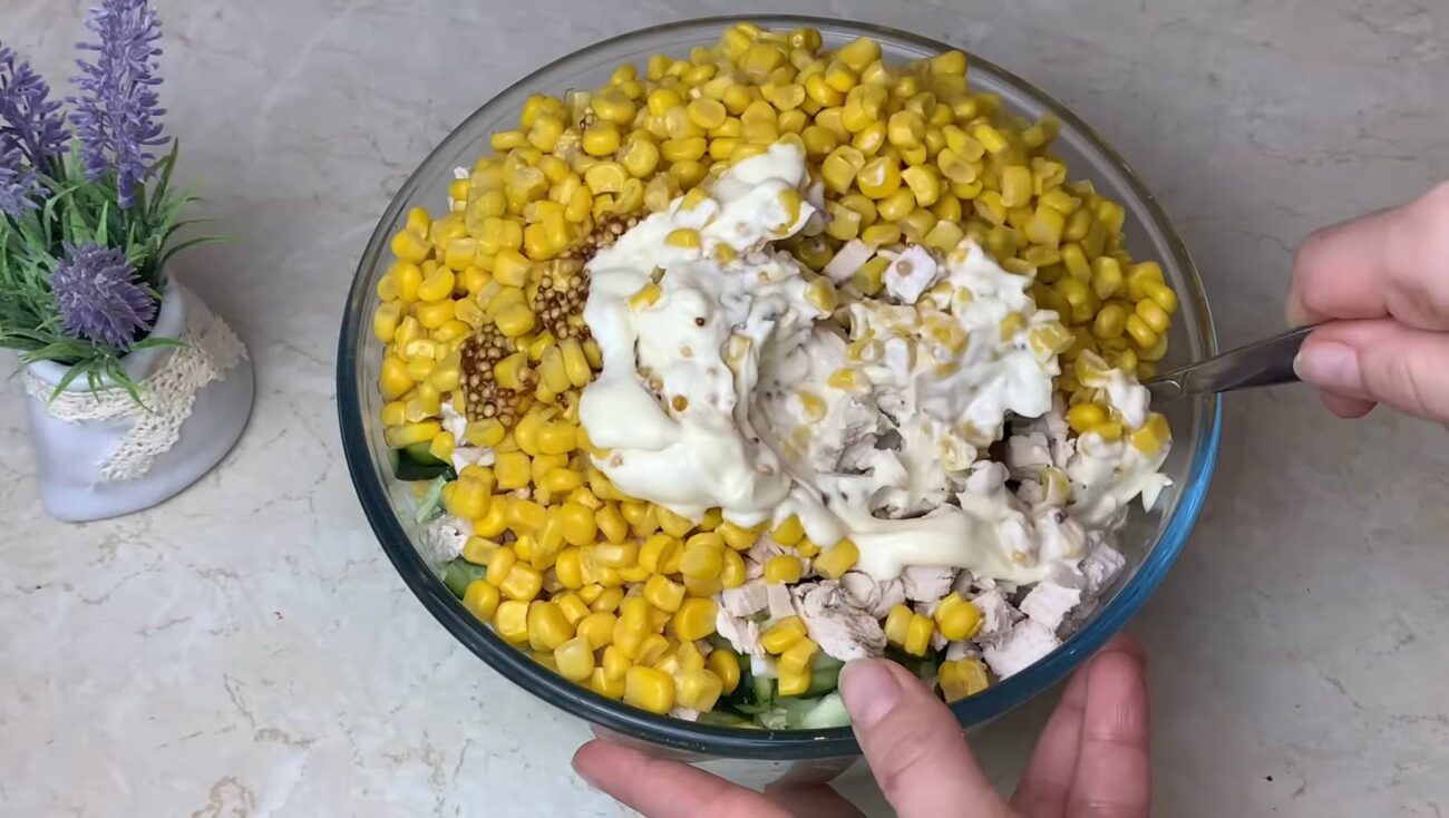 Кухарі поділилися рецептом салату нашвидкуруч із пекінської капусти та кукурудзи