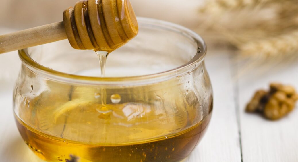 Підслухала на базарі, як обирати справжній мед: саме ці 3 ознаки якісного продукту – не підробиш 