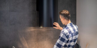 Господині розповіли, як швидко почистити витяжку та плиту в домашніх умовах