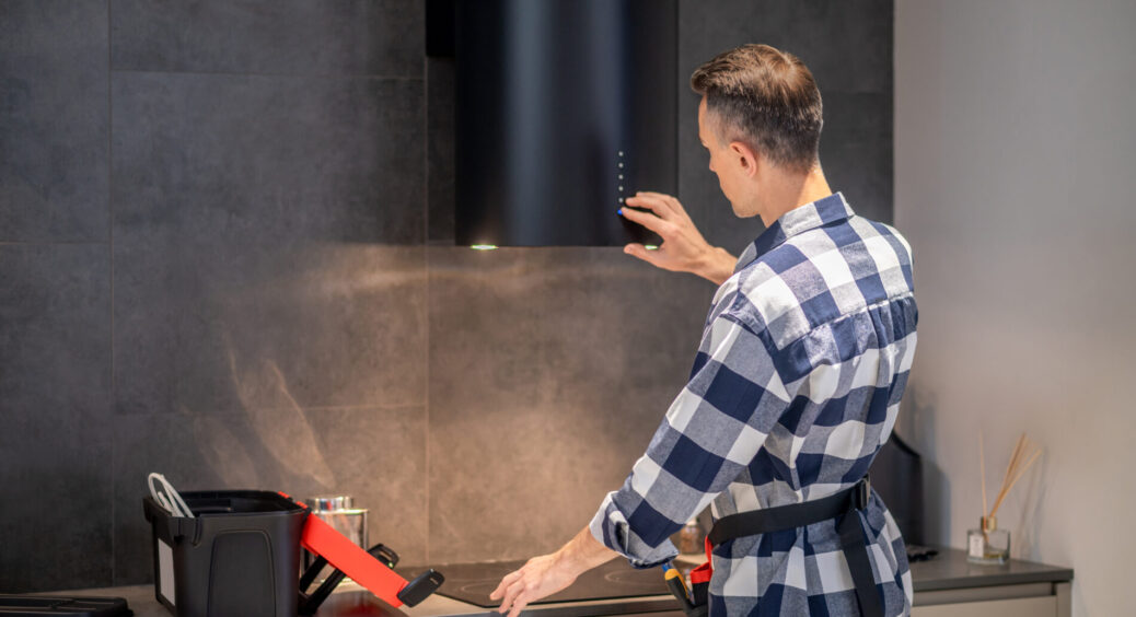 Дорогу “хімію” більше не купую: ось чим я без мороки відмиваю витяжку та плиту на кухні – бабусина хитрість 