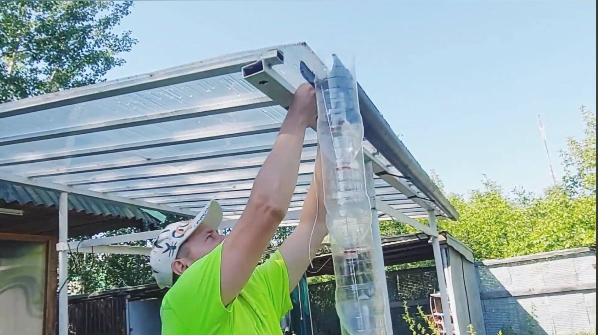 Дачники розповіли, що можна зробити з пластикових пляшок та бочки на дачі