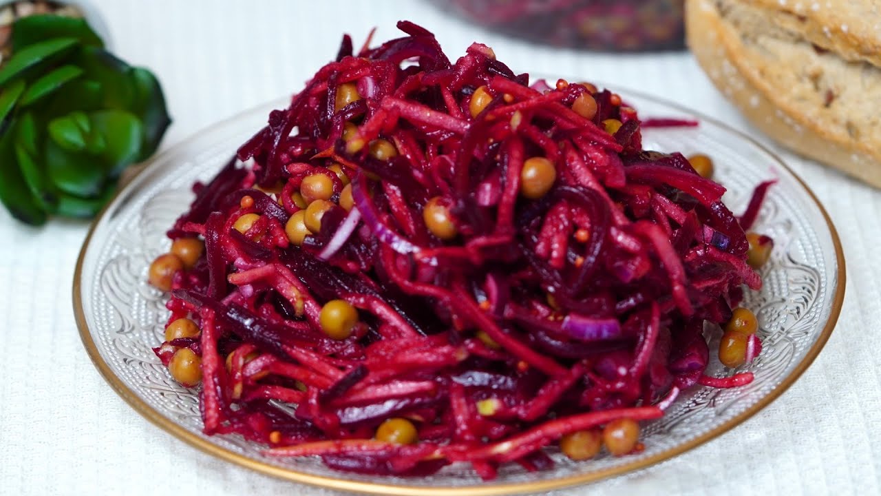 Кулінари поділилися дуже простим рецептом бурякового салату з горошком