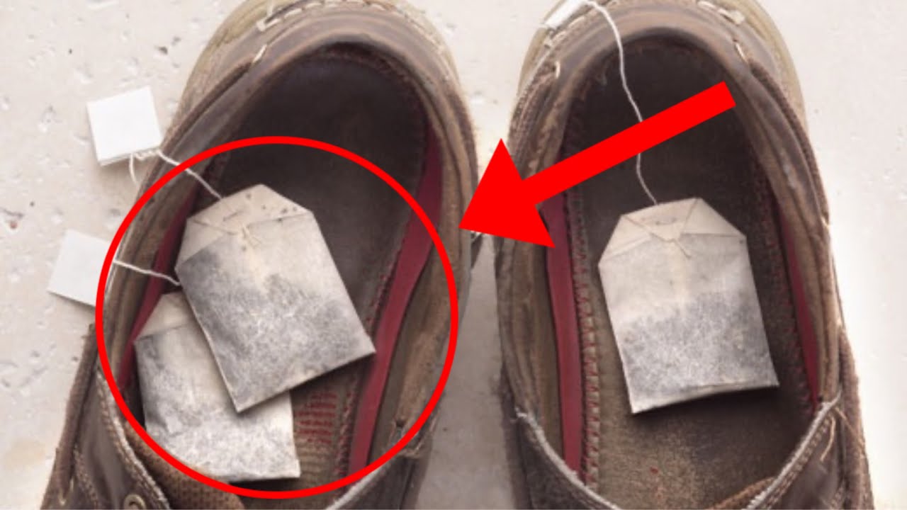 Господині розповіли, навіщо класти використані чайні пакетики у взуття