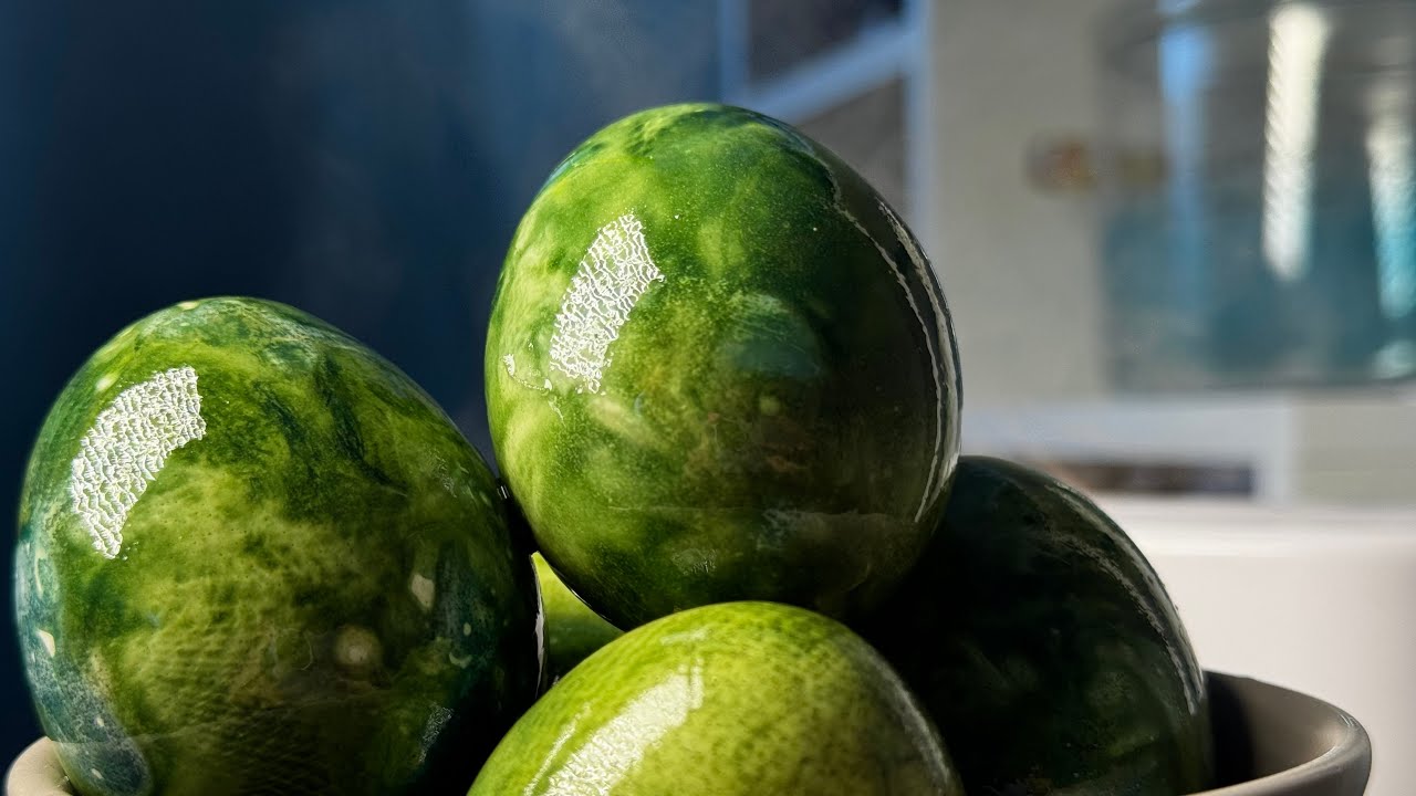 Господині розповіли, як легко пофарбувати яйця у відтінки зеленого