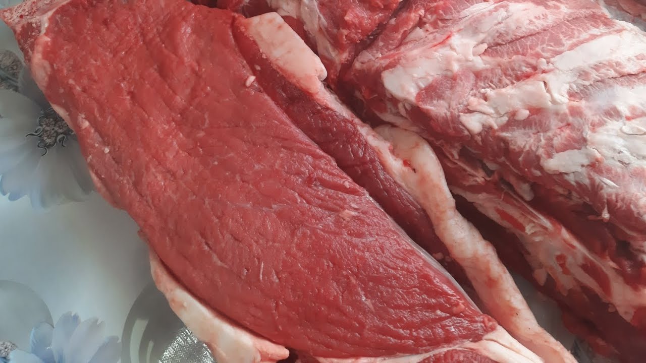 Кулінари назвали 2 головні причини, чому мити сире м'ясо дуже небезпечно